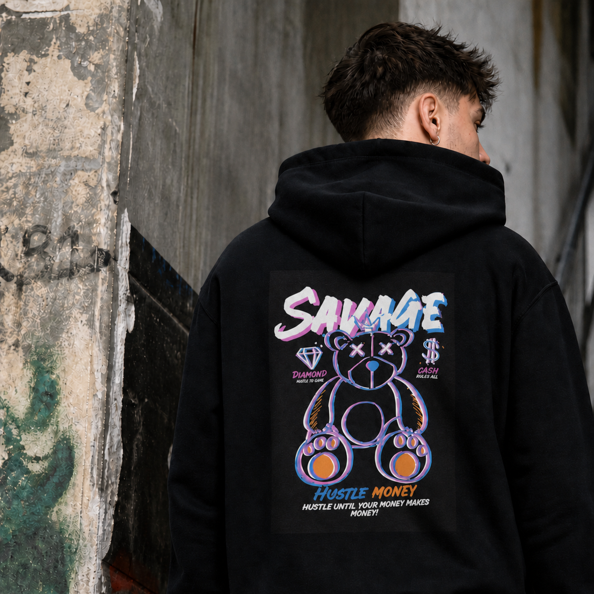 Hustle Money Graphic Hoodie von NiZED mit Teddy Rückenprint am männlichen Model – KI-generierte Darstellung
