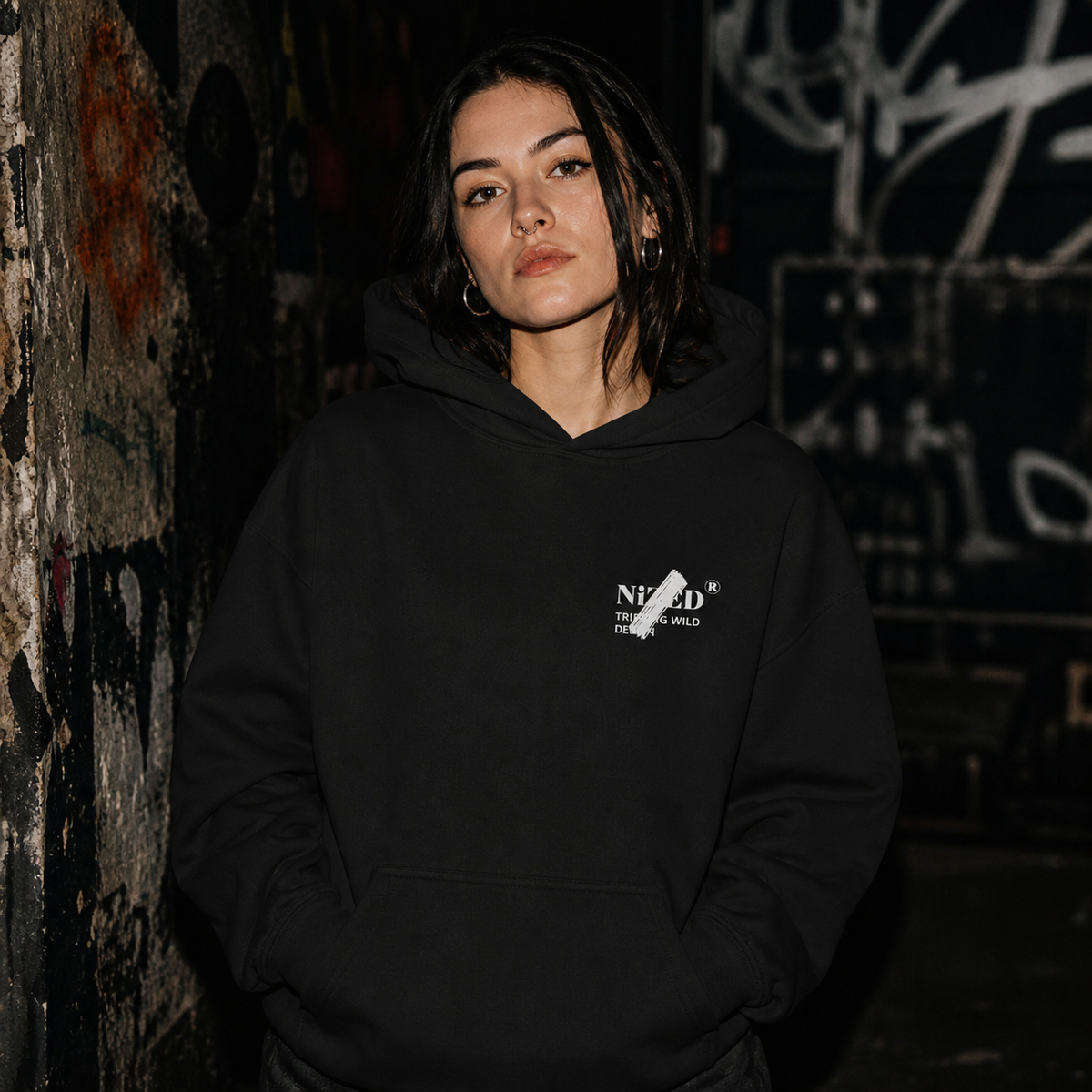 Illusion Graphic Hoodie Design 2 an weiblichem Model, Vorderansicht mit authentischem DTG-Brustprint – KI-generierte Darstellung