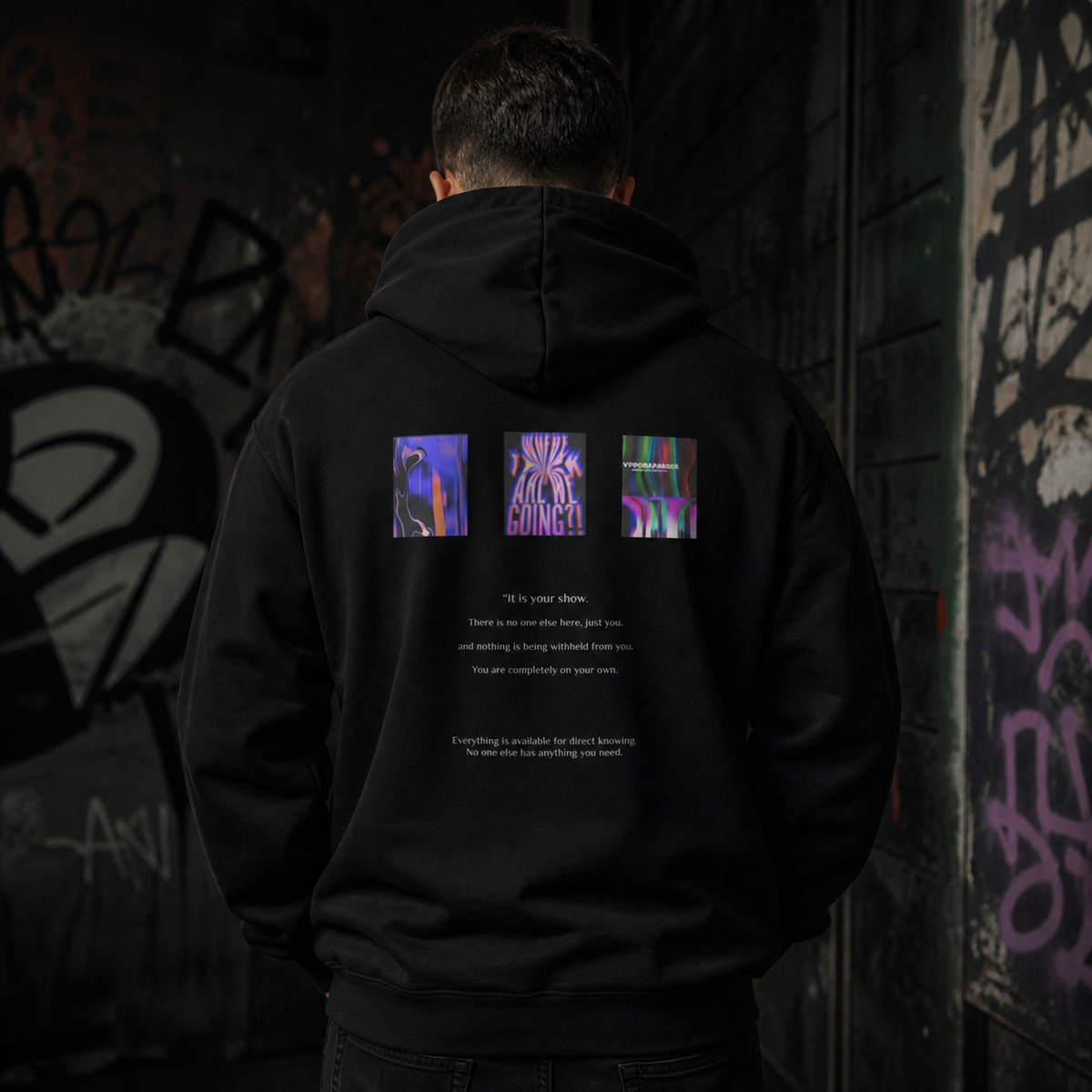 Illusion Graphic Hoodie Design 2 an männlichem Model, Rückansicht mit psychedelischem DTG-Print – KI-generierte Darstellung