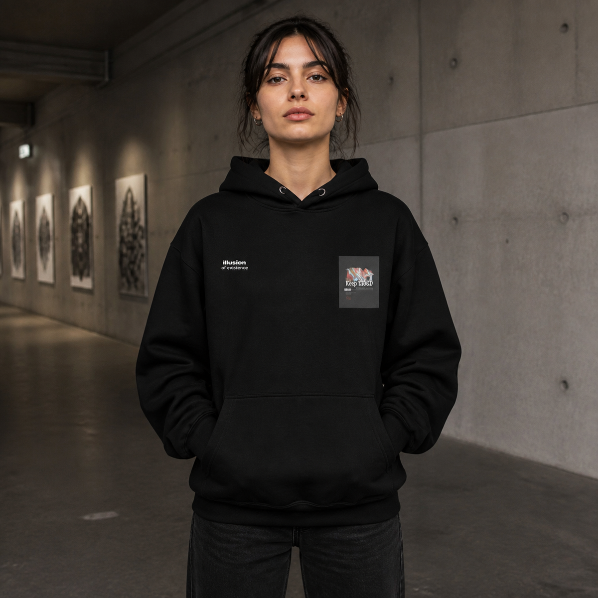 Illusion Existence Hoodie von NiZED mit zweiteiligem Frontprint am weiblichen Model – KI-generierte Darstellung