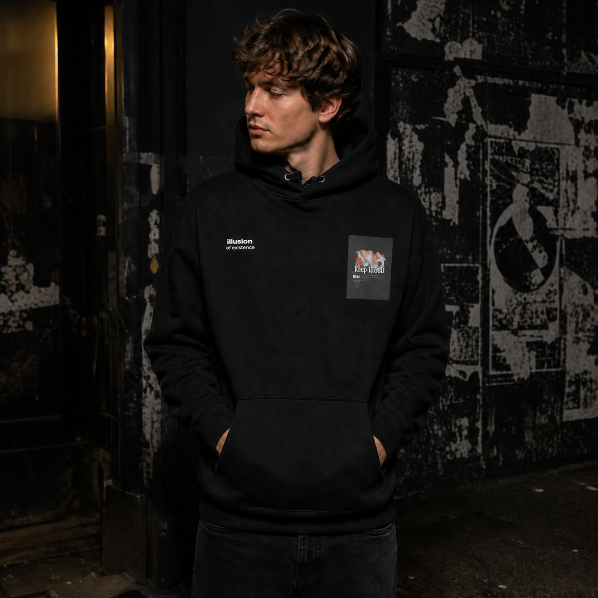 Illusion Existence Hoodie von NiZED mit zweiteiligem Frontprint am männlichen Model – KI-generierte Darstellung