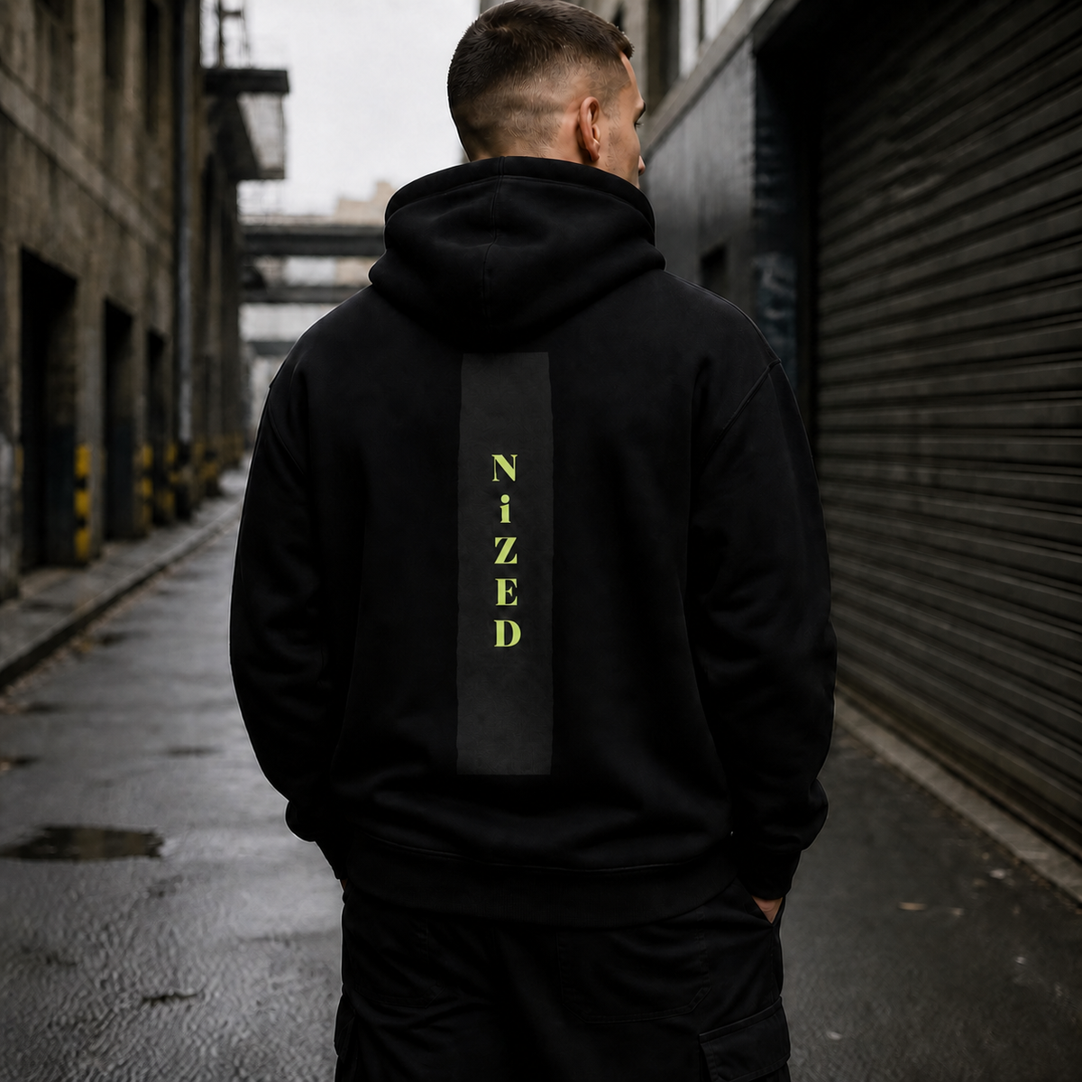 Illusion Graphic Hoodie von NiZED mit vertikalem NiZED Rückenprint am männlichen Model – KI-generierte Darstellung