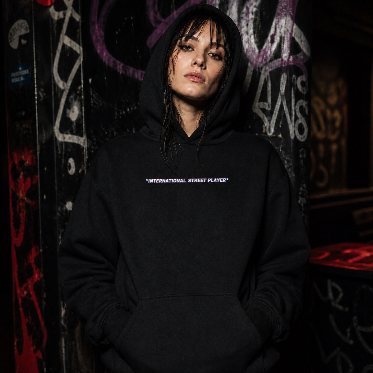 International Street Hoodie an weiblichem Model, Vorderansicht mit DTG-Schriftprint – KI-generierte Darstellung