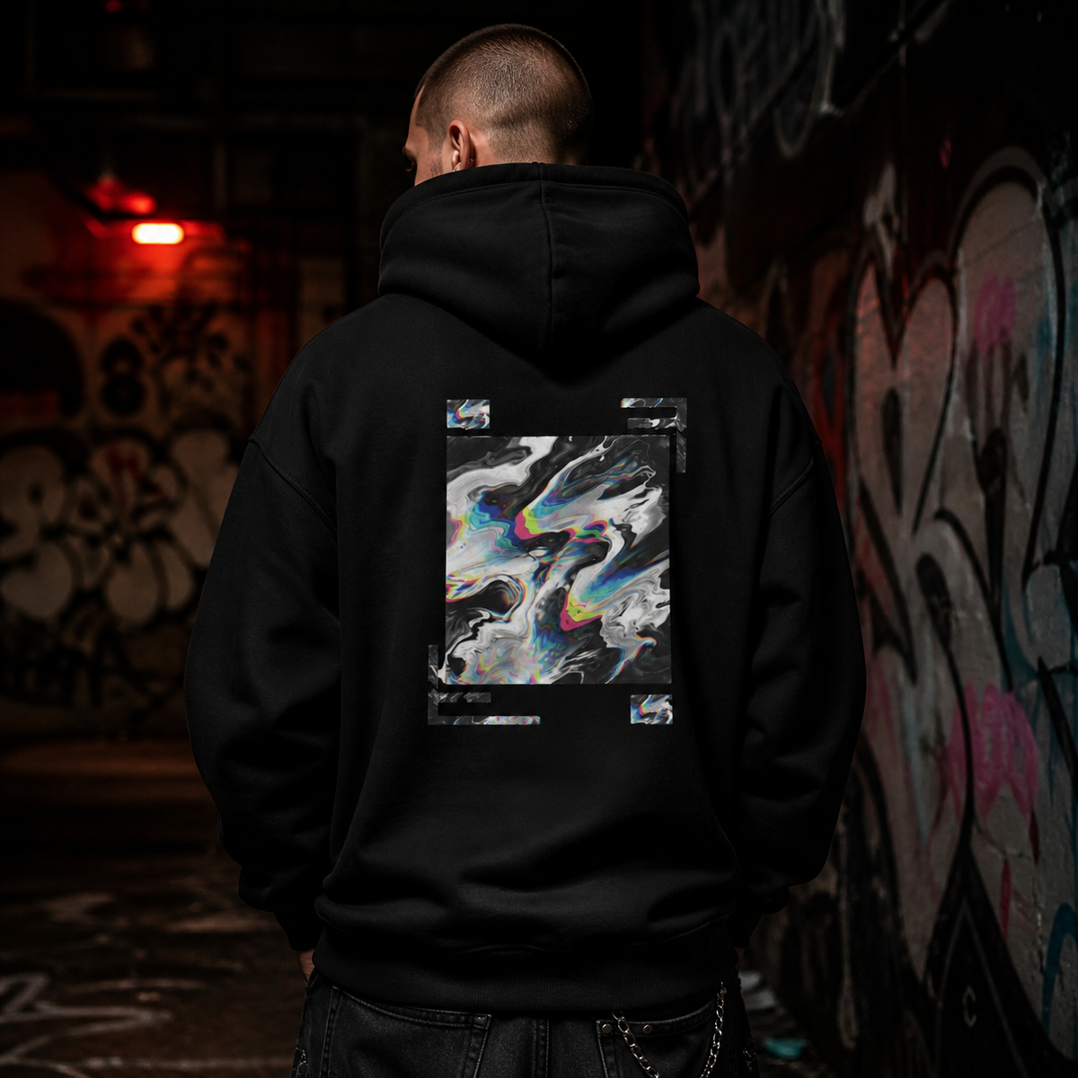 International Street Hoodie an männlichem Model, Rückansicht mit abstraktem DTG-Print – KI-generierte Darstellung