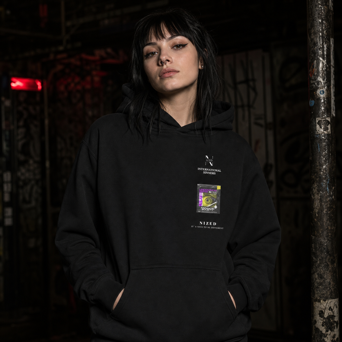 Its Nice Hoodie an weiblichem Model, Vorderansicht mit grafischem DTG-Brustprint – KI-generierte Darstellung