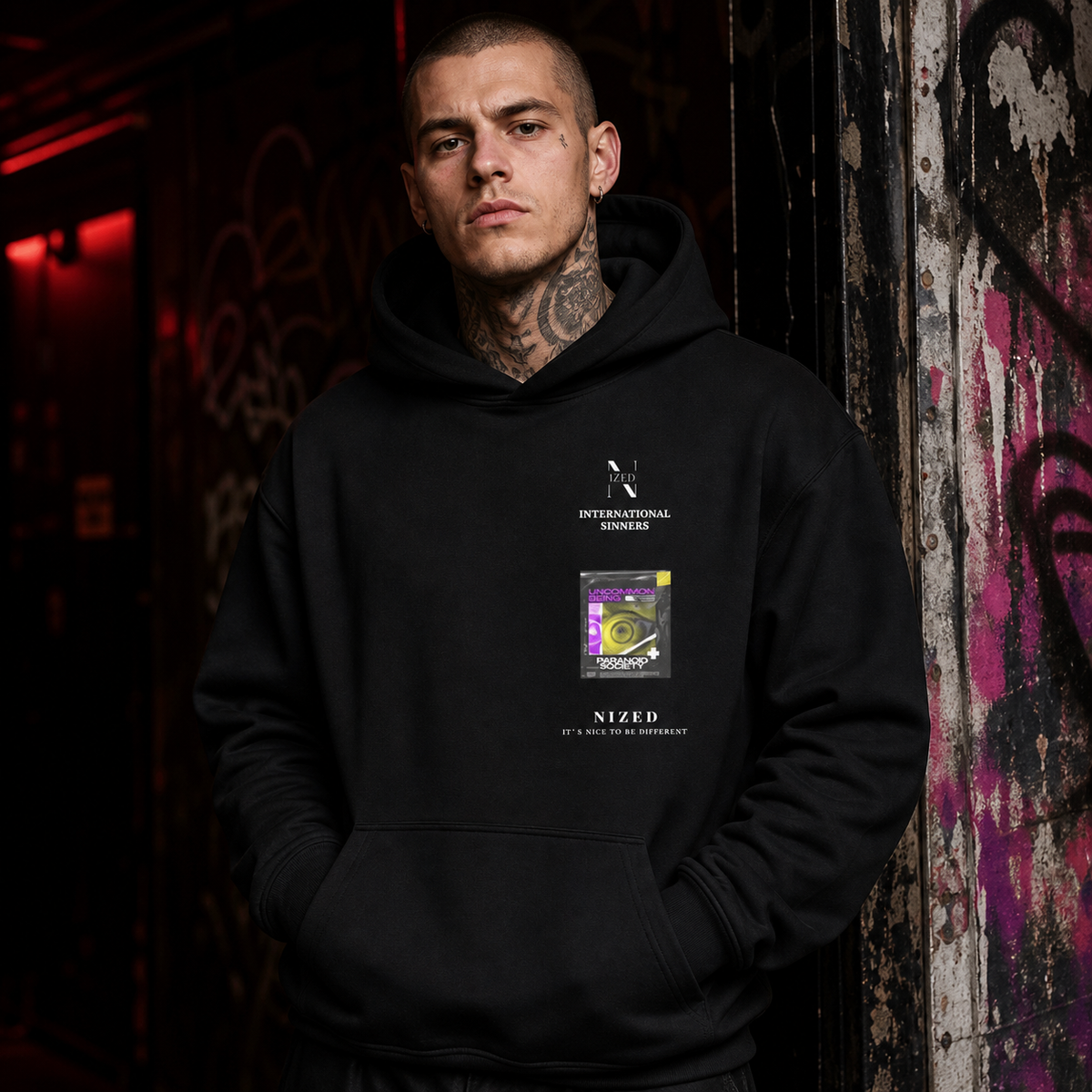 Its Nice Hoodie an männlichem Model, Vorderansicht mit grafischem DTG-Brustprint – KI-generierte Darstellung