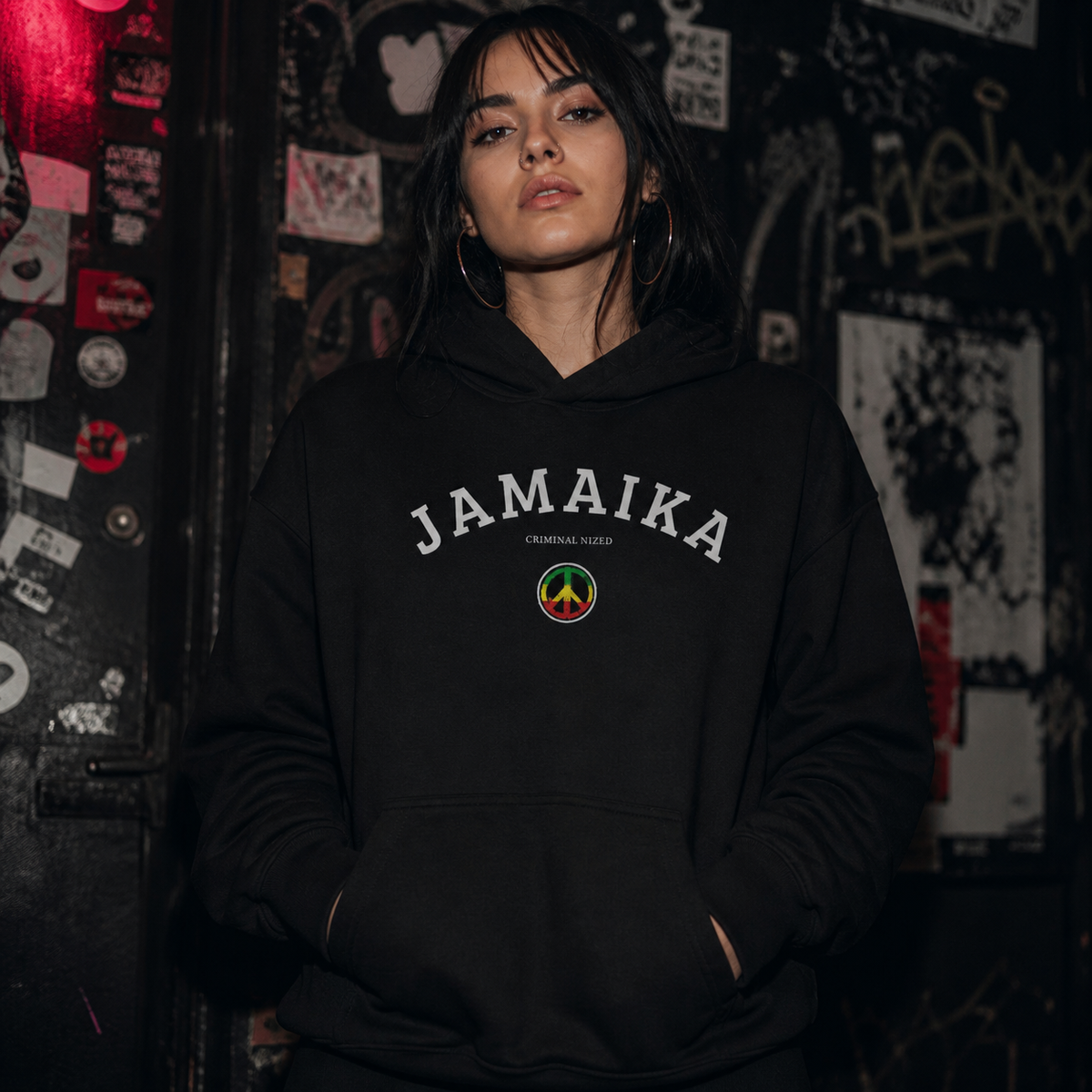 Jamaika Graphic Hoodie an weiblichem Model, Vorderansicht mit DTG-Print – KI-generierte Darstellung