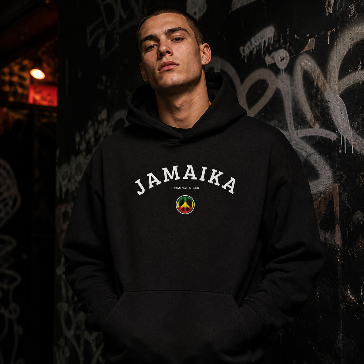Jamaika Graphic Hoodie an männlichem Model, Vorderansicht mit DTG-Print – KI-generierte Darstellung