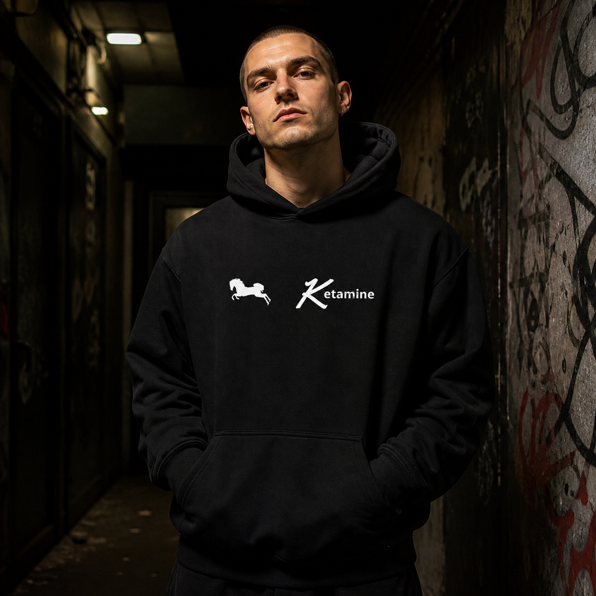 Ketamine Graphic Hoodie an männlichem Model mit authentischem weißem DTG-Brustprint – KI-generierte Darstellung
