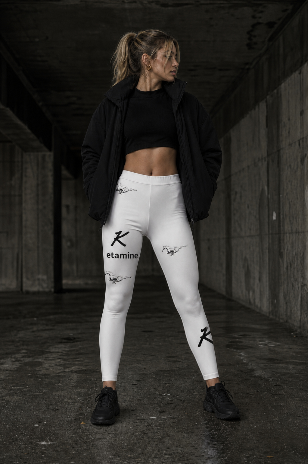 Ketamine Print Leggings am weiblichen Modell - KI-generierte Darstellung