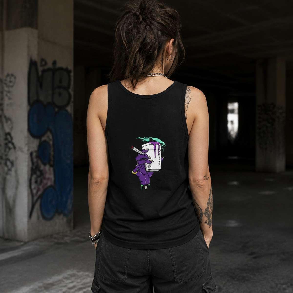 Lean Back Tank Top Modellansicht - KI-generierte Darstellung