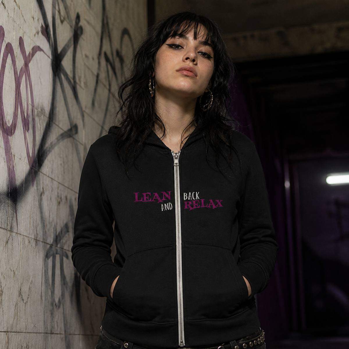 Lean Back Zip-Hoodie an weiblichem Model, Vorderansicht mit textilem Schriftprint – KI-generierte Darstellung