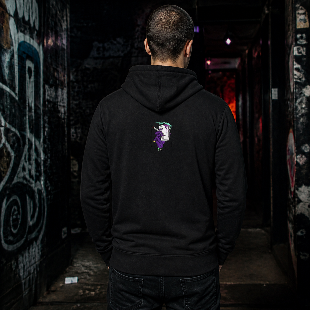 Lean Back Zip-Hoodie an männlichem Model, Rückansicht mit kleinem grafischem DTG-Print – KI-generierte Darstellung