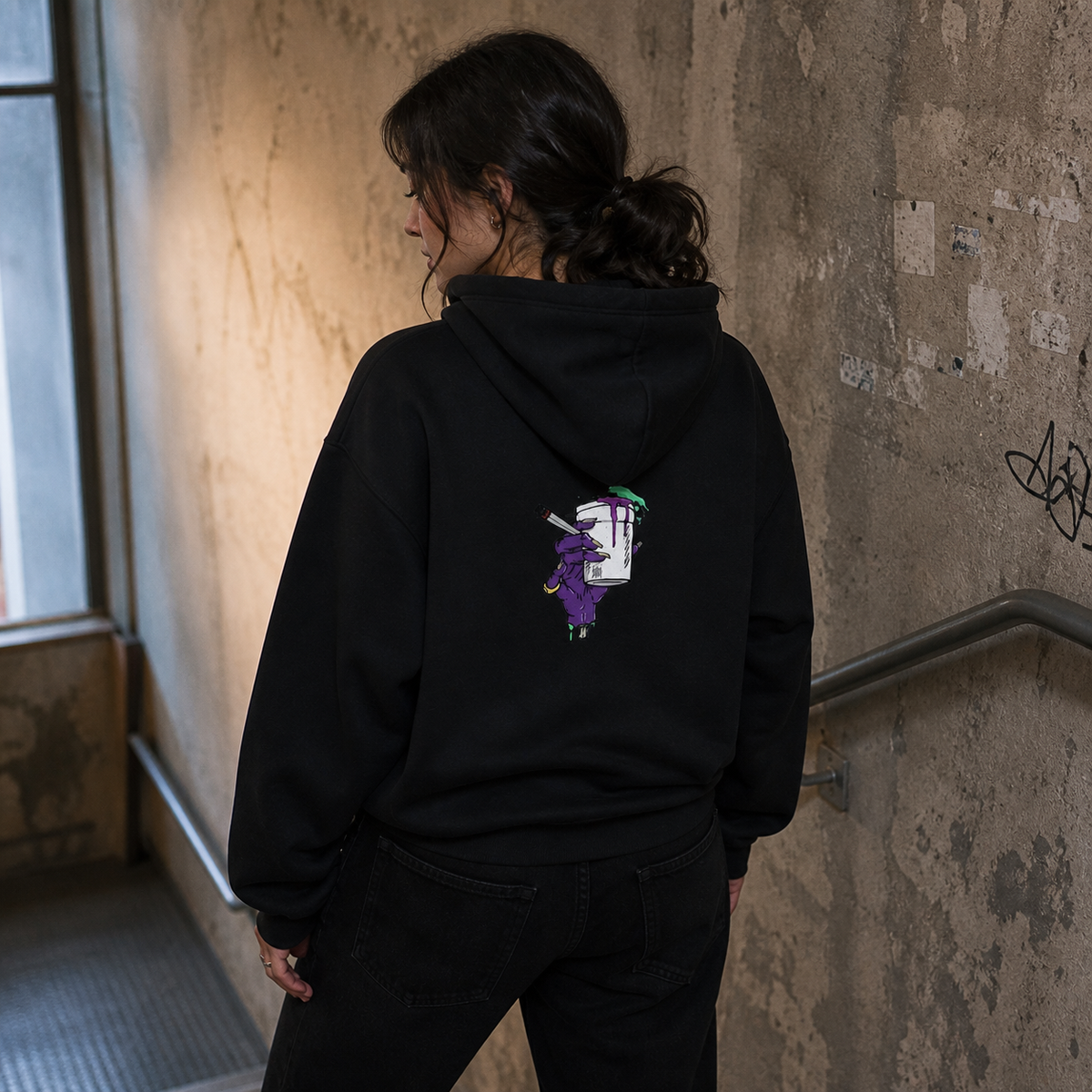 Lean Back an Relax Hoodie am weiblichen Model mit kleinem Backprint im Berliner Treppenhaus – KI-generierte Darstellung