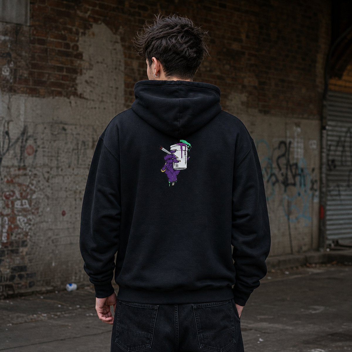 Lean Back an Relax Hoodie am männlichen Model mit kleinem Backprint in Berlin – KI-generierte Darstellung