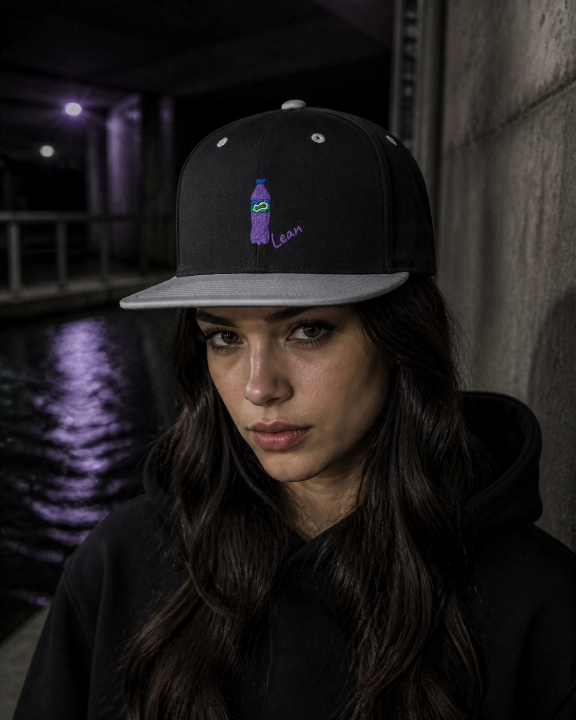 Lean Snapbackcap Cap an weiblichem Model – KI-generierte Darstellung