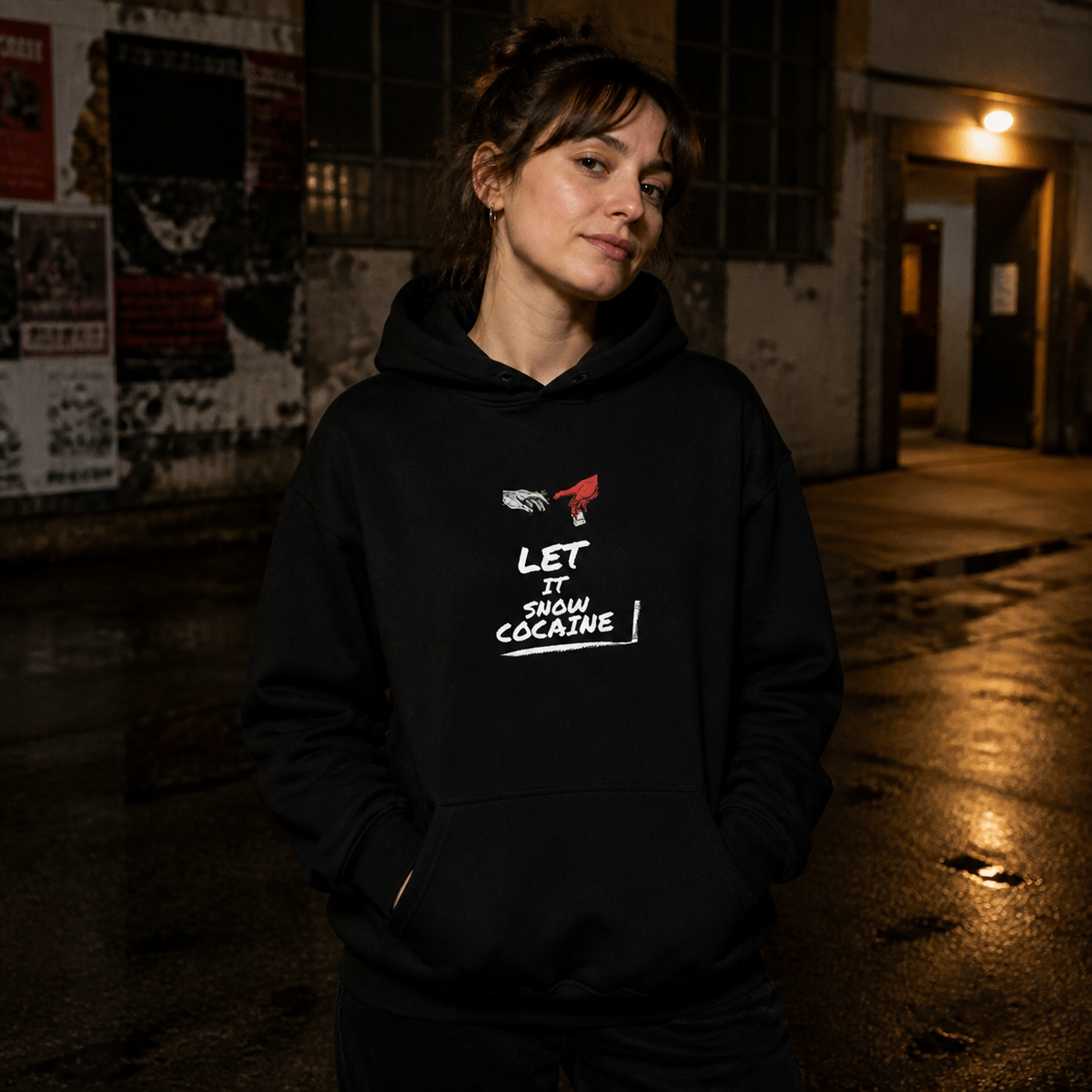 Let It Snow Party Hoodie am weiblichen Model mit Frontprint in einem Berliner Studio-Hof – KI-generierte Darstellung