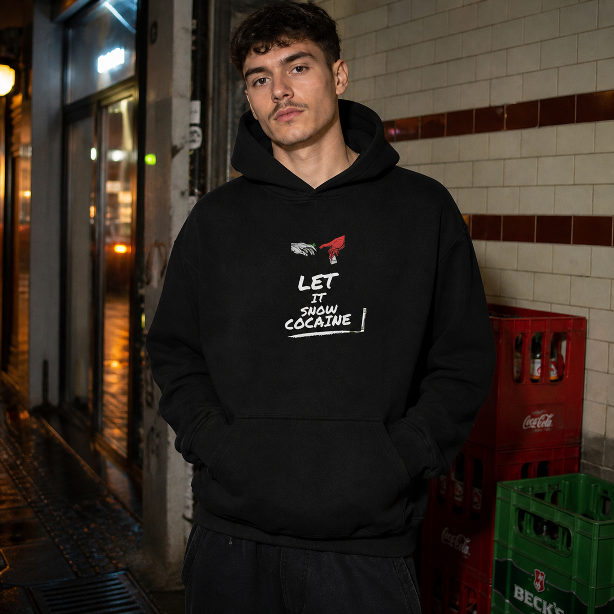 Let It Snow Party Hoodie am männlichen Model mit Frontprint in einer Berliner Seitenstraße – KI-generierte Darstellung