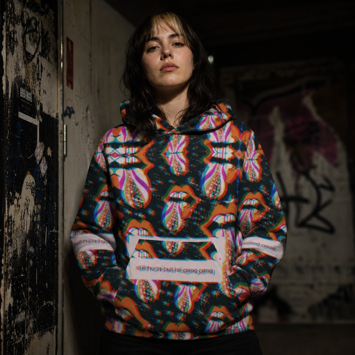 Licka Dikka Allover-Hoodie an weiblichem Model, Vorderansicht mit psychedelischem Muster – KI-generierte Darstellung