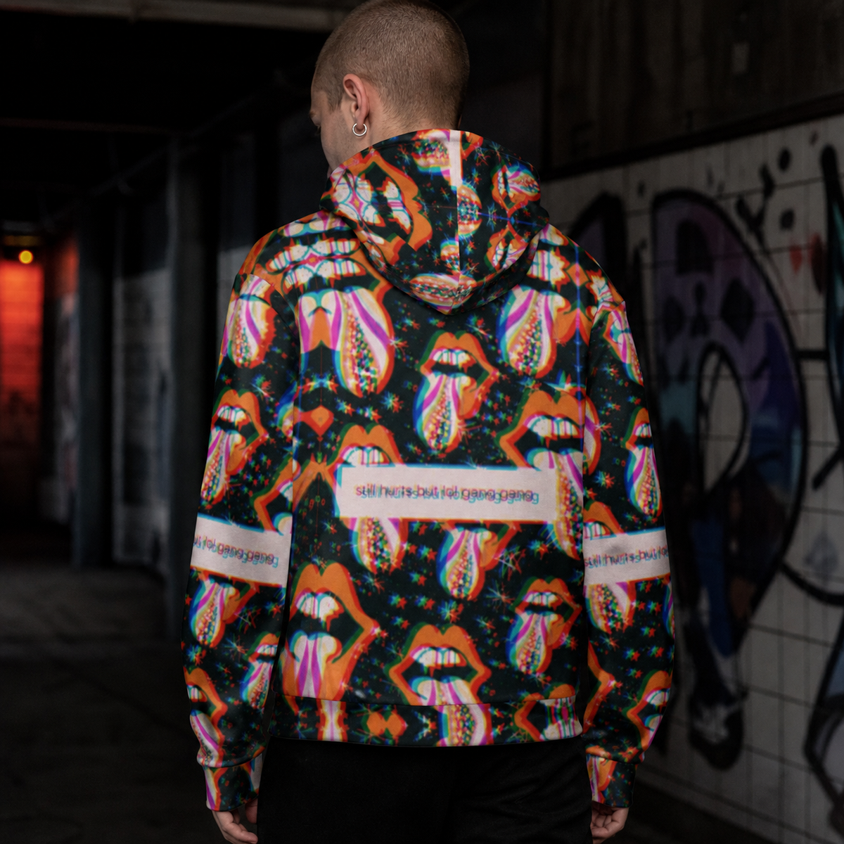 Licka Dikka Allover-Hoodie an männlichem Model, Rückansicht mit psychedelischem Muster – KI-generierte Darstellung