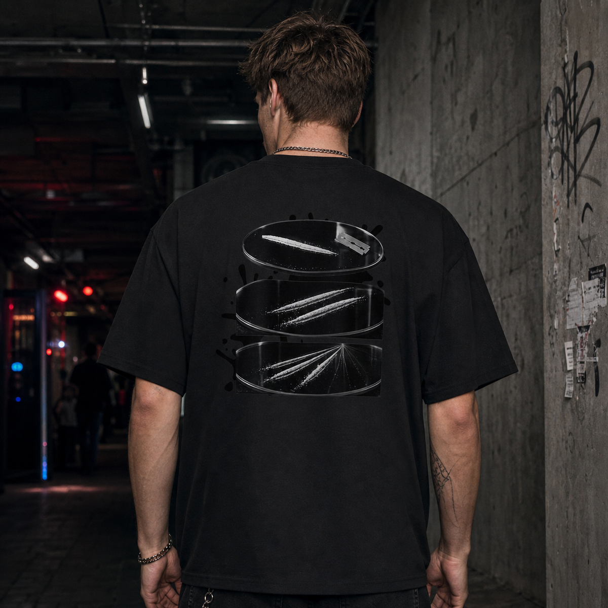 LINE OF SIGHT Oversized T-Shirt am männlichen Model, Rückenprint – KI-generierte Darstellung