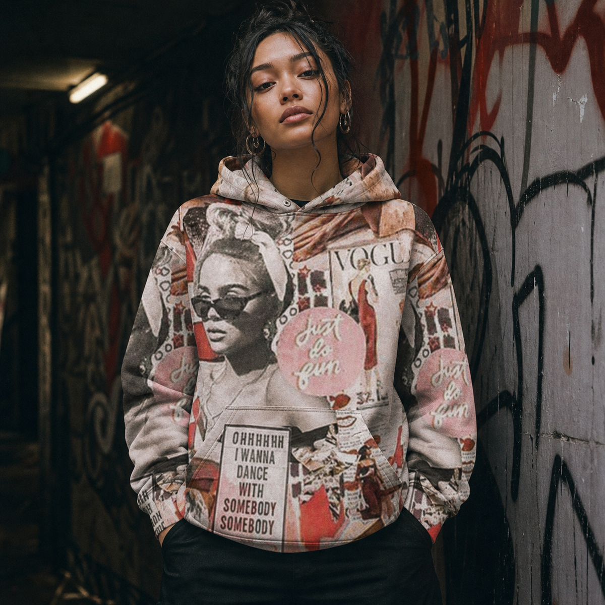 Lit Graphic Allover-Hoodie an weiblichem Model, Vorderansicht mit Editorial-Collage – KI-generierte Darstellung