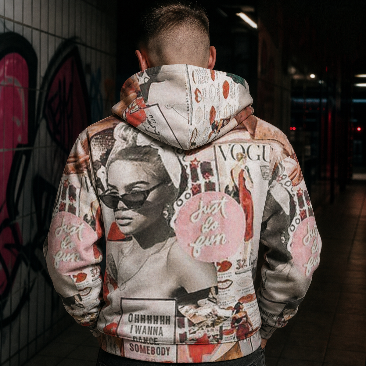 Lit Graphic Allover-Hoodie an männlichem Model, Rückansicht mit Editorial-Collage – KI-generierte Darstellung