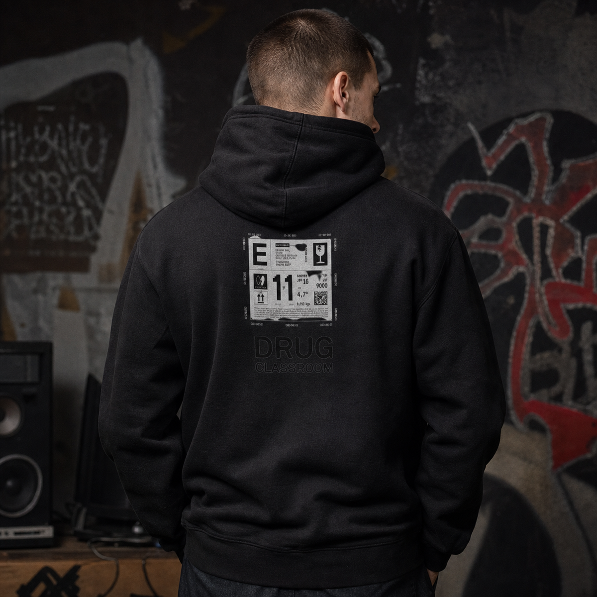 Live Happy Hoodie von NiZED am männlichen Model, Rückansicht mit integriertem Rückenprint – KI-generierte Darstellung