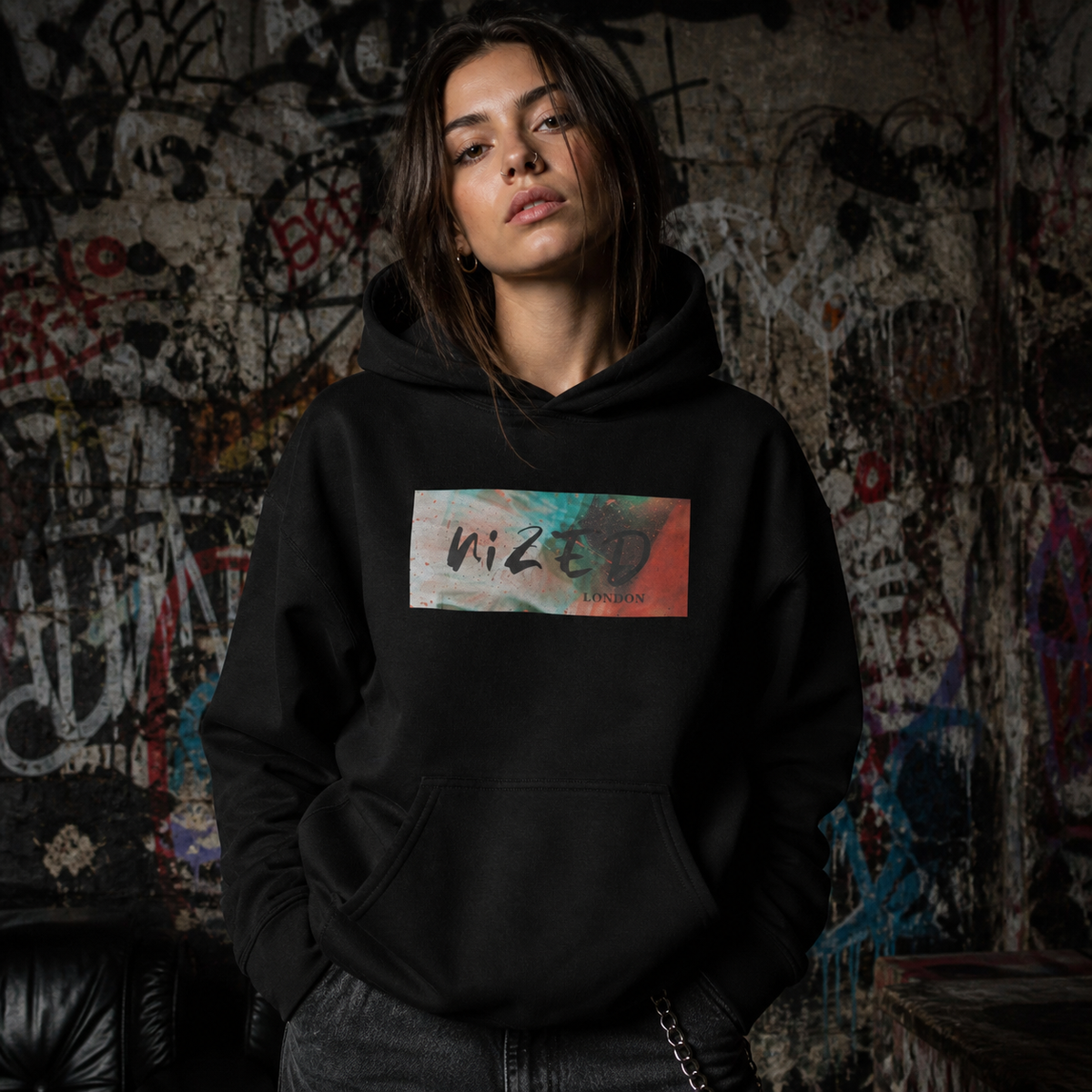 London Graphic Hoodie Design 2 von NiZED am weiblichen Model mit integriertem Frontprint – KI-generierte Darstellung