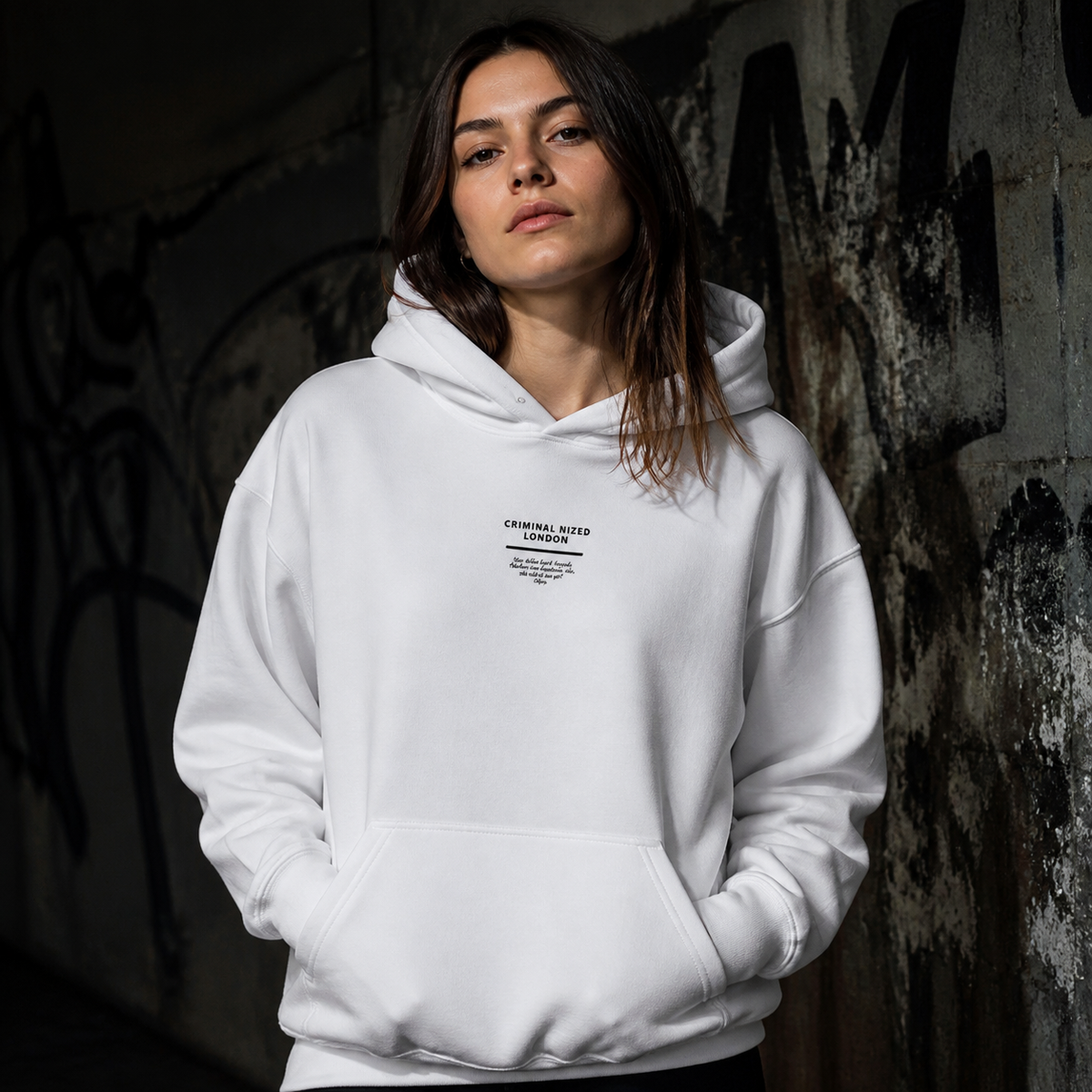 London Graphic Hoodie von NiZED am weiblichen Model, Vorderansicht mit kleinem Brustprint – KI-generierte Darstellung