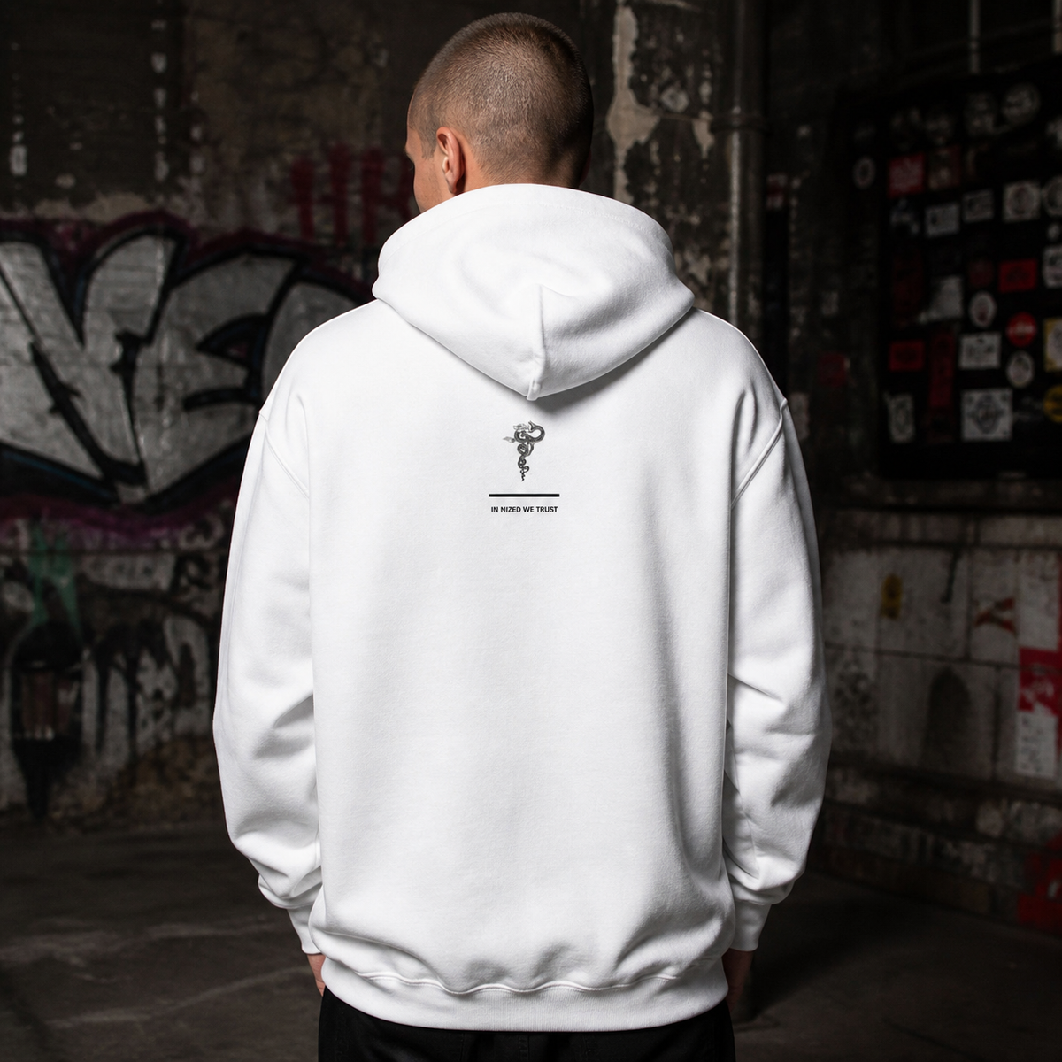 London Graphic Hoodie von NiZED am männlichen Model, Rückansicht mit London Rückenprint – KI-generierte Darstellung