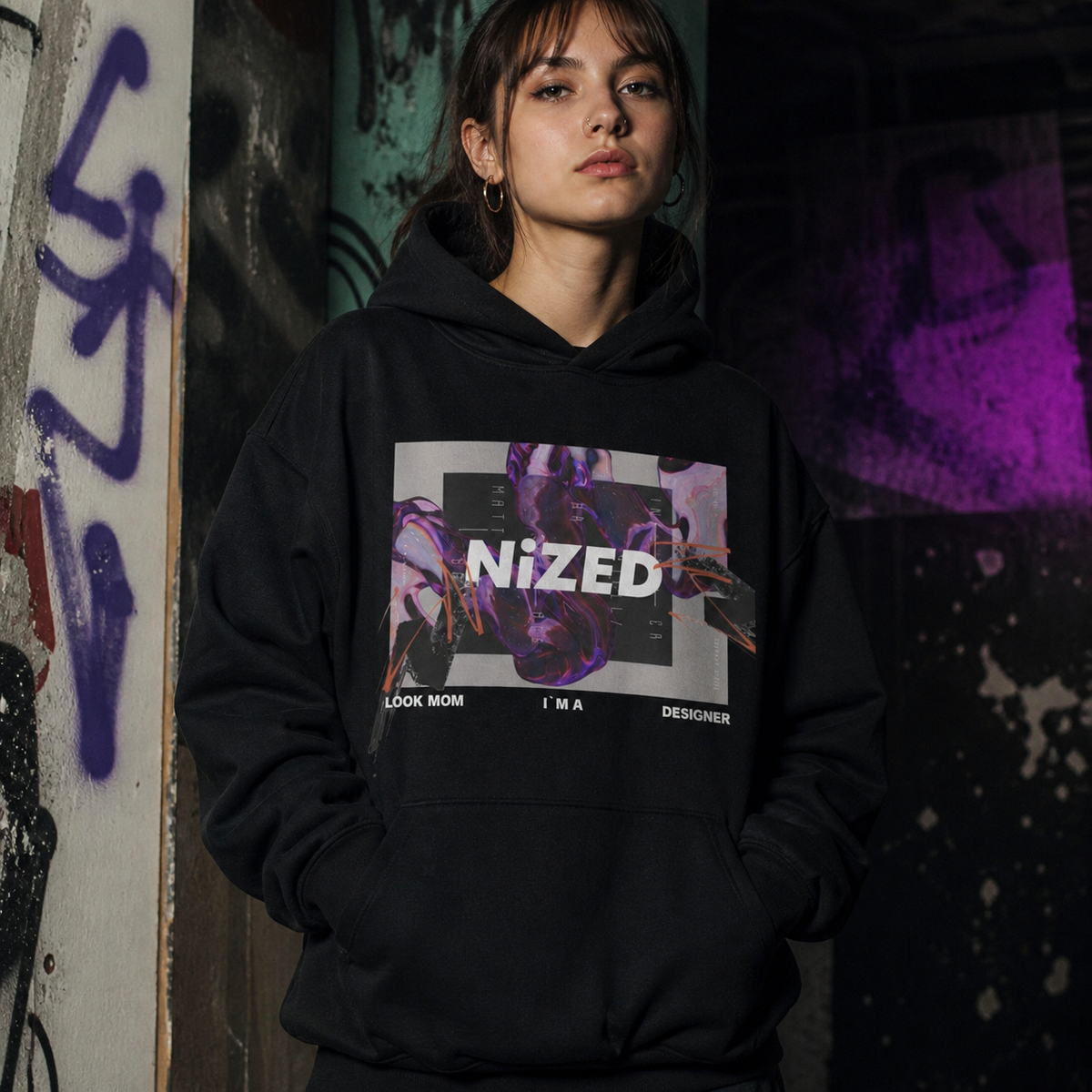 Look Mom I'm a Designer Hoodie von NiZED am weiblichen Model mit integriertem Frontprint – KI-generierte Darstellung