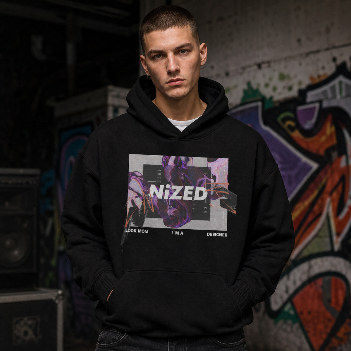 Look Mom I'm a Designer Hoodie von NiZED am männlichen Model mit integriertem Frontprint – KI-generierte Darstellung