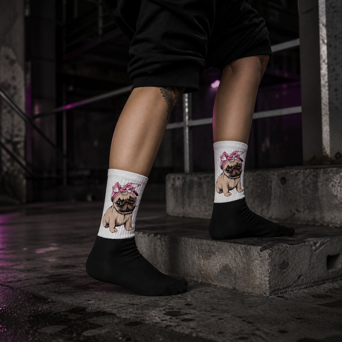 Love Moerph Socken am weiblichen Model – KI-generierte Darstellung