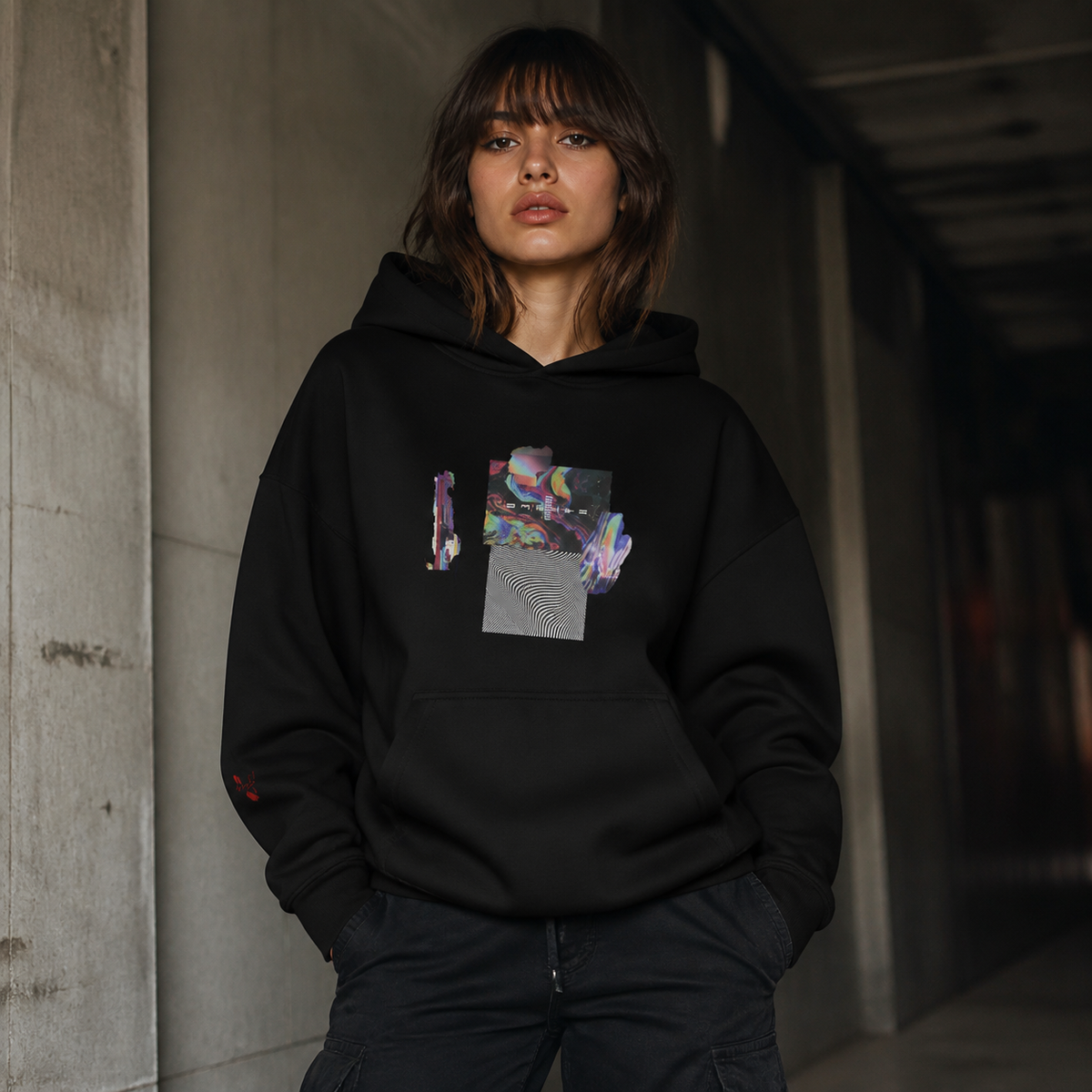 Lucid Dreams Hoodie von NiZED am weiblichen Model, Vorderansicht mit Glitch-Grafik – KI-generierte Darstellung