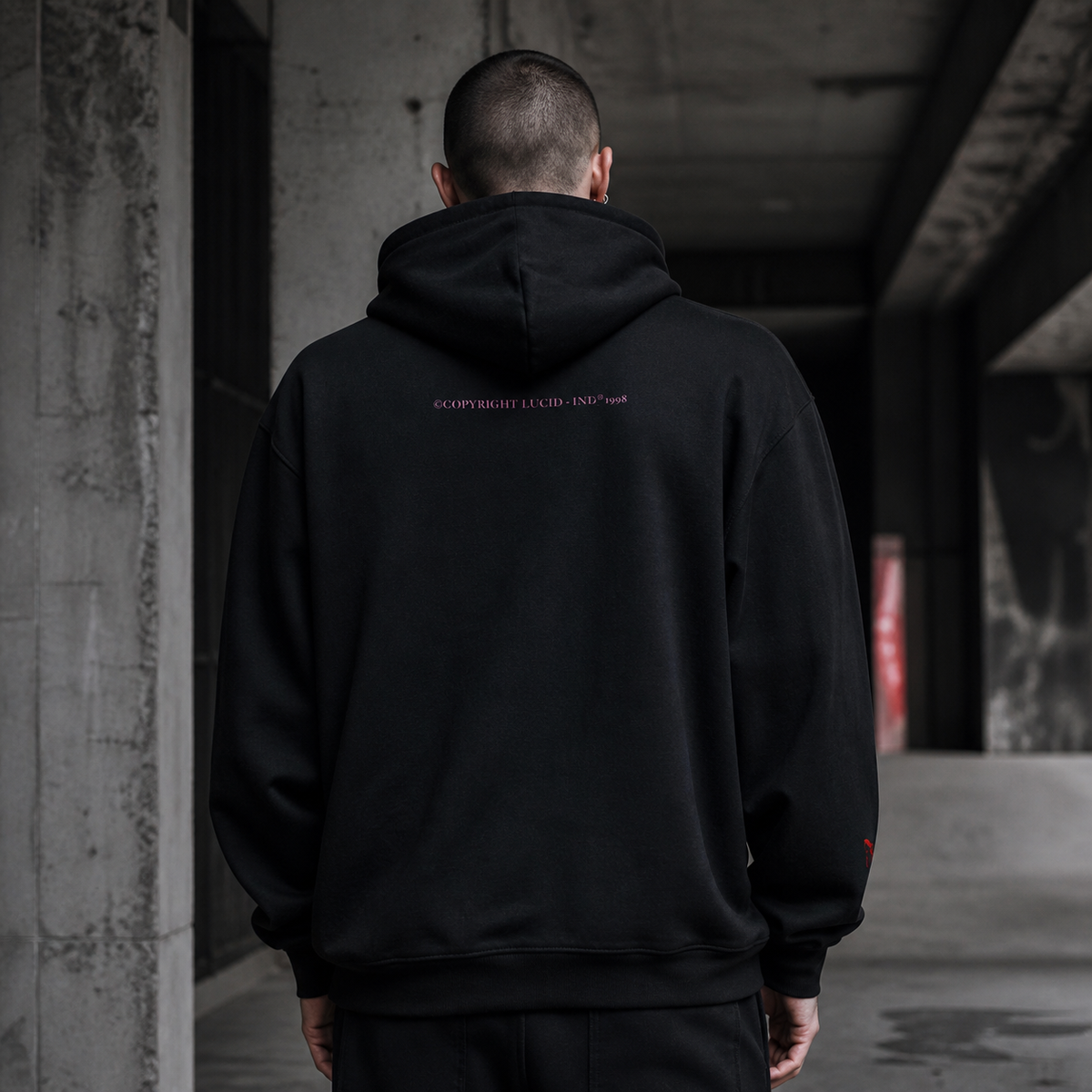Lucid Dreams Hoodie von NiZED am männlichen Model, Rückansicht mit feinem Schriftprint – KI-generierte Darstellung