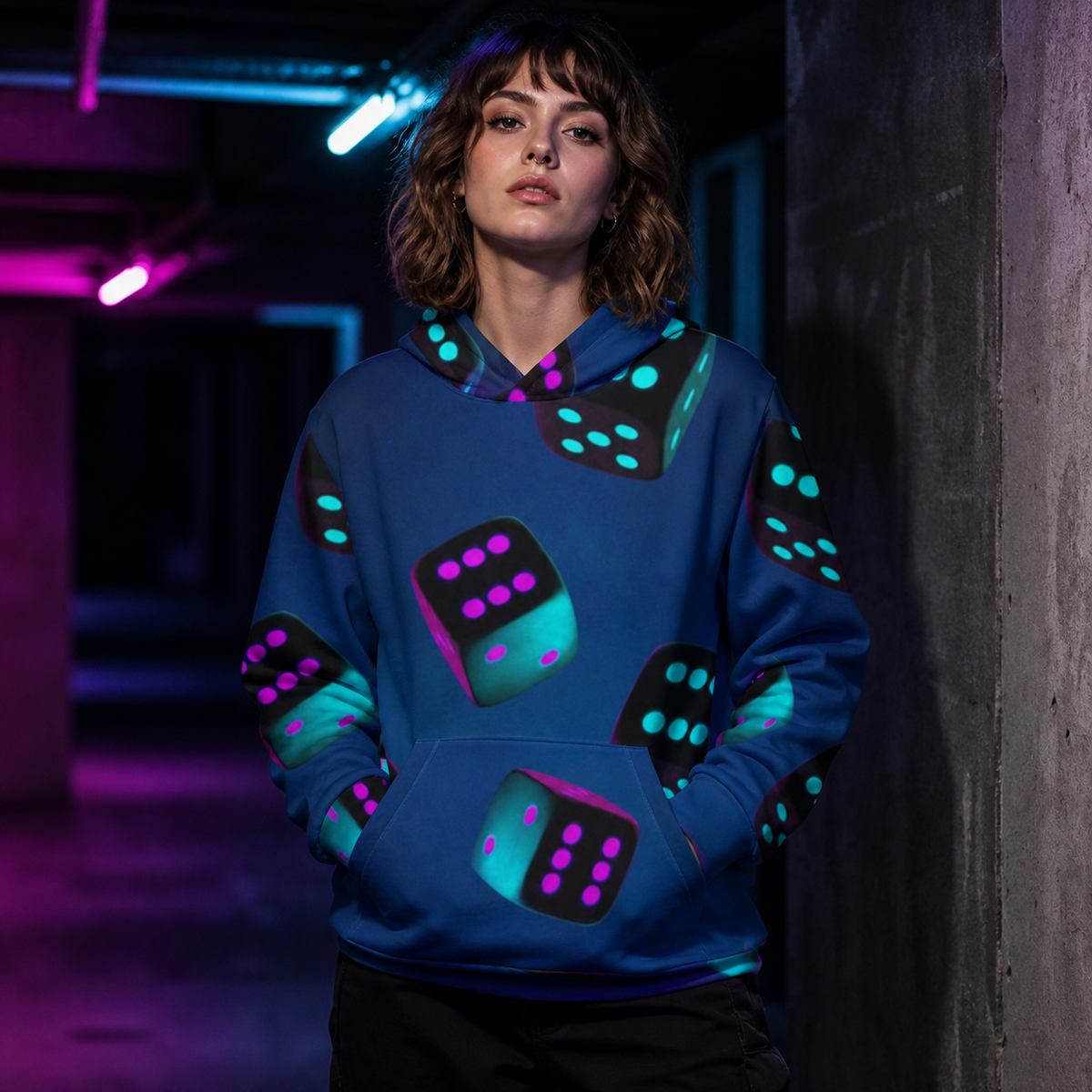 Luck Graphic Hoodie von NiZED am weiblichen Model, Vorderansicht mit Würfel-Alloverprint – KI-generierte Darstellung