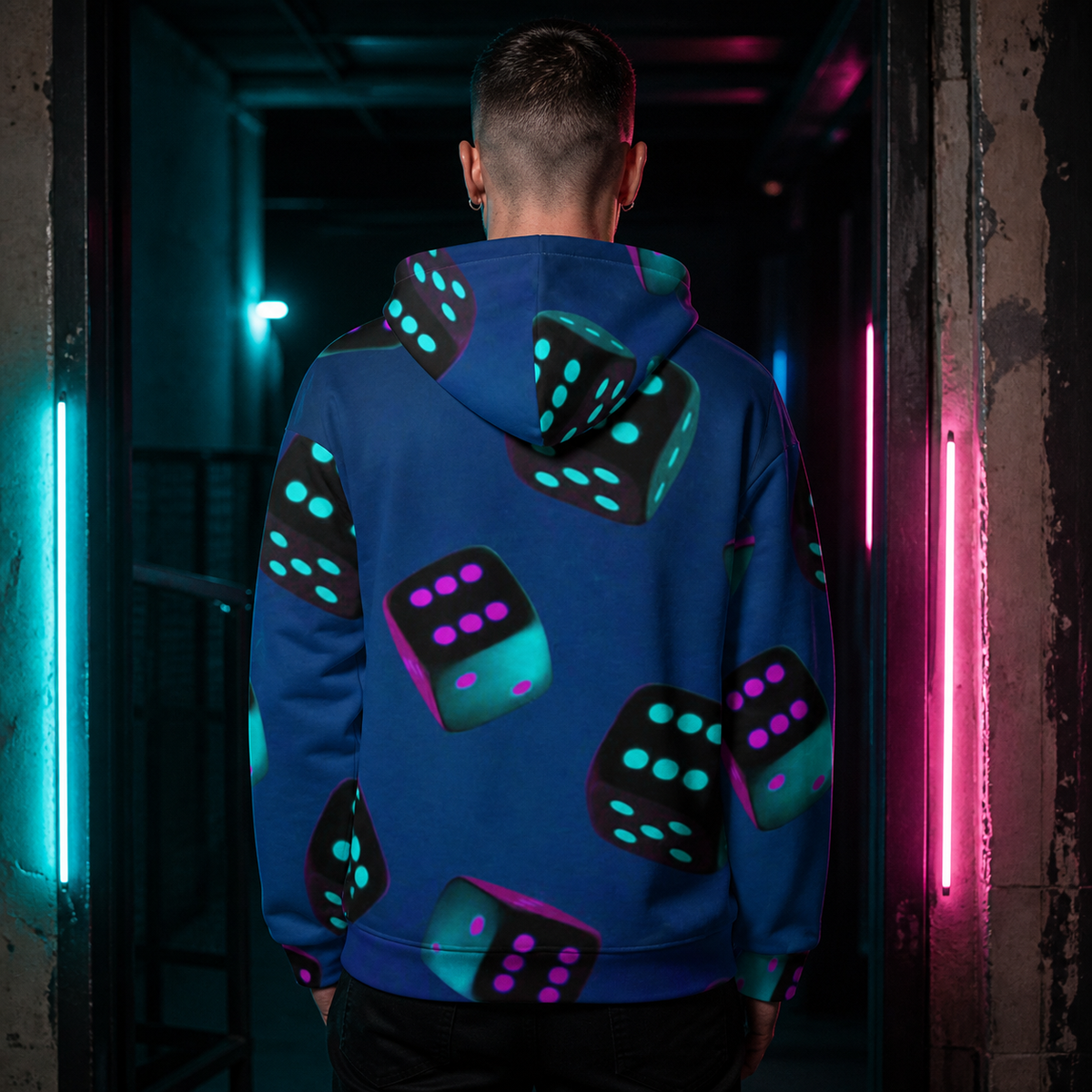 Luck Graphic Hoodie von NiZED am männlichen Model, Rückansicht mit Würfel-Alloverprint – KI-generierte Darstellung