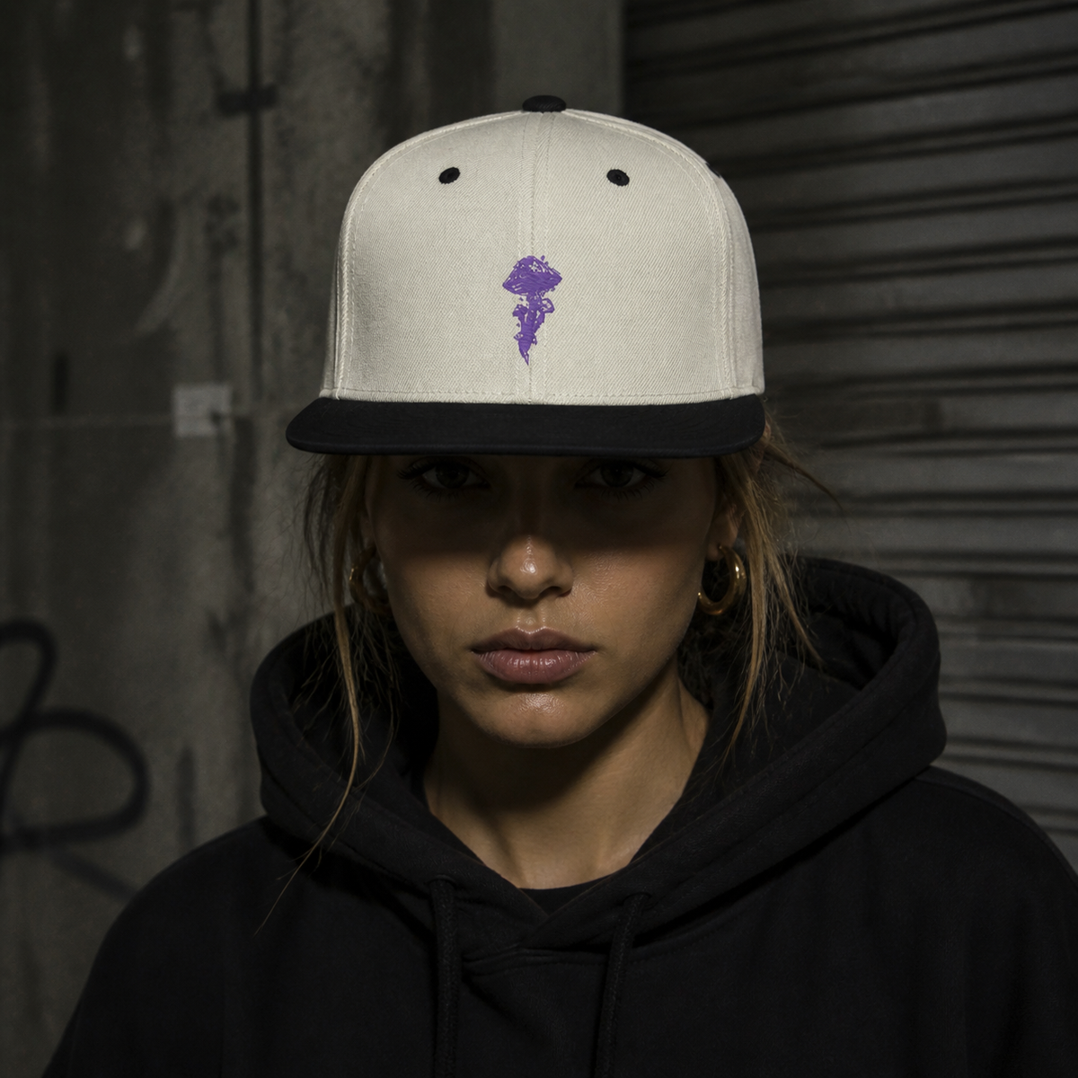 Magic Mushroom Cap an weiblichem Model – KI-generierte Darstellung
