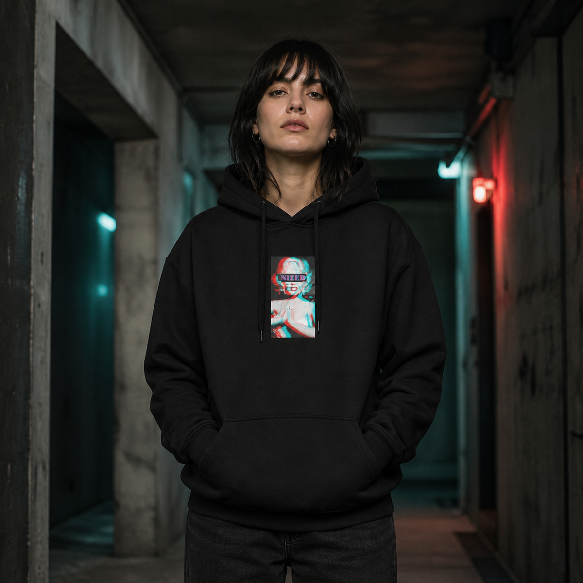 Marilyn Monroe Hoodie von NiZED am weiblichen Model mit kleinem Anaglyph-Frontprint – KI-generierte Darstellung