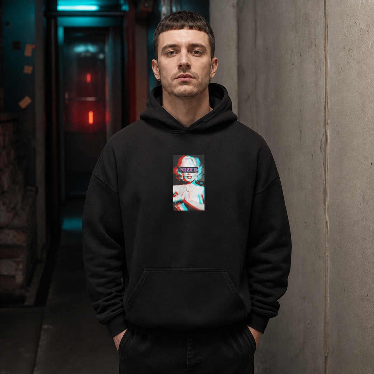 Marilyn Monroe Hoodie von NiZED am männlichen Model mit kleinem Anaglyph-Frontprint – KI-generierte Darstellung