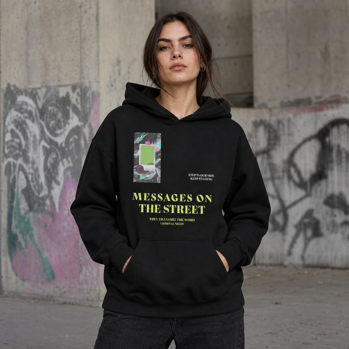 Weibliches Model im schwarzen Message To The Street Hoodie von NiZED mit realistischem Frontprint – KI-generierte Darstellung