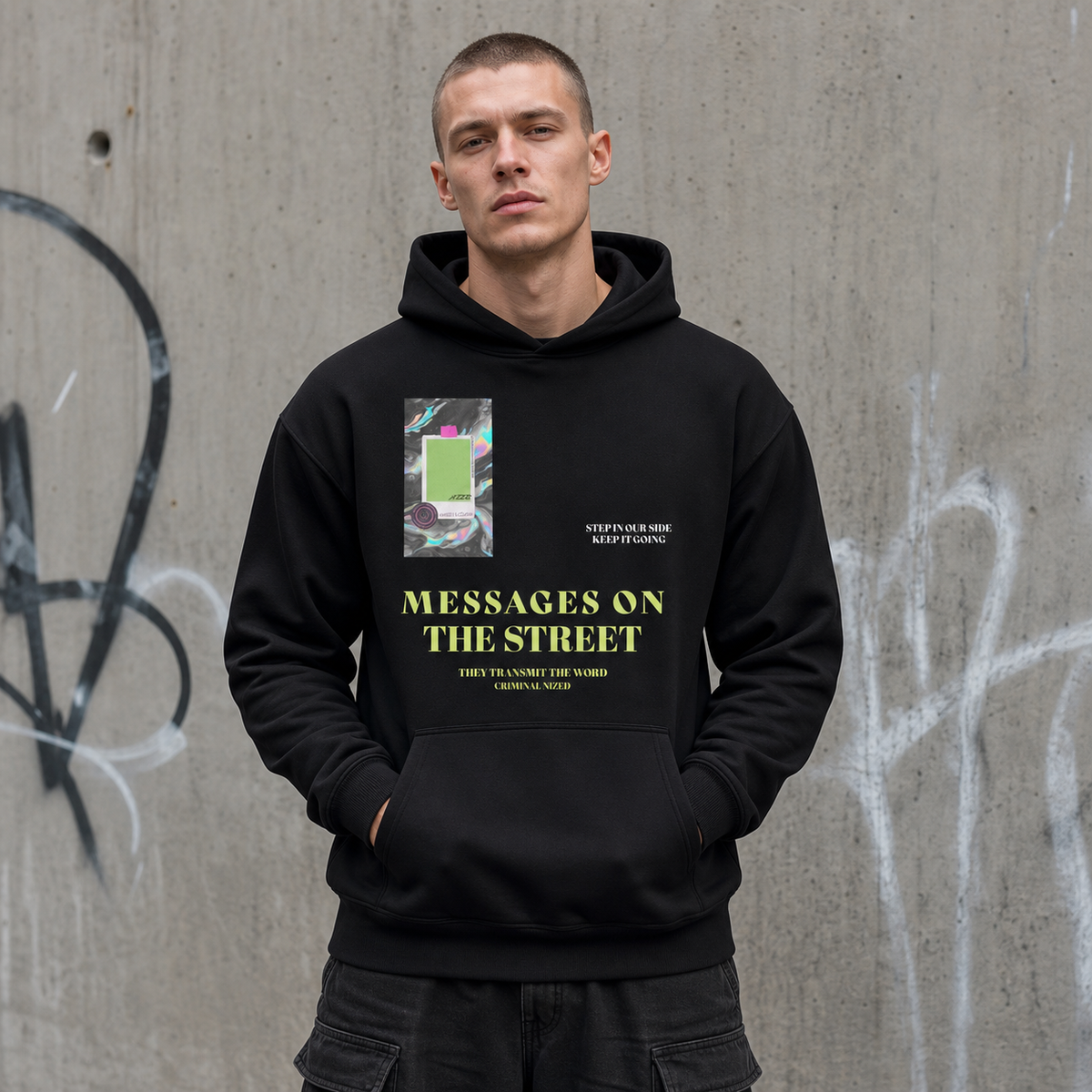 Männliches Model im schwarzen Message To The Street Hoodie von NiZED mit realistischem Frontprint – KI-generierte Darstellung
