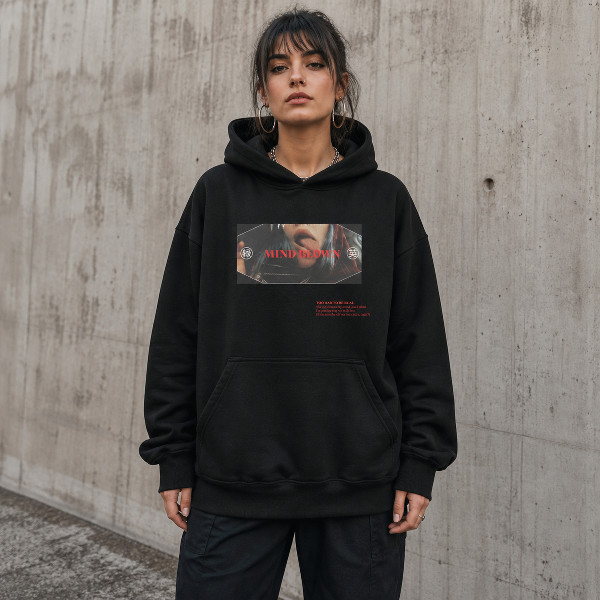Weibliches Model im schwarzen Mind Blow Hoodie von NiZED mit mattem DTG-Frontprint – KI-generierte Darstellung