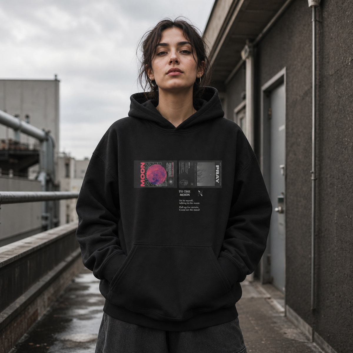 Weibliches Model im schwarzen Moon Graphic Hoodie von NiZED mit mattem Editorial-Frontprint – KI-generierte Darstellung