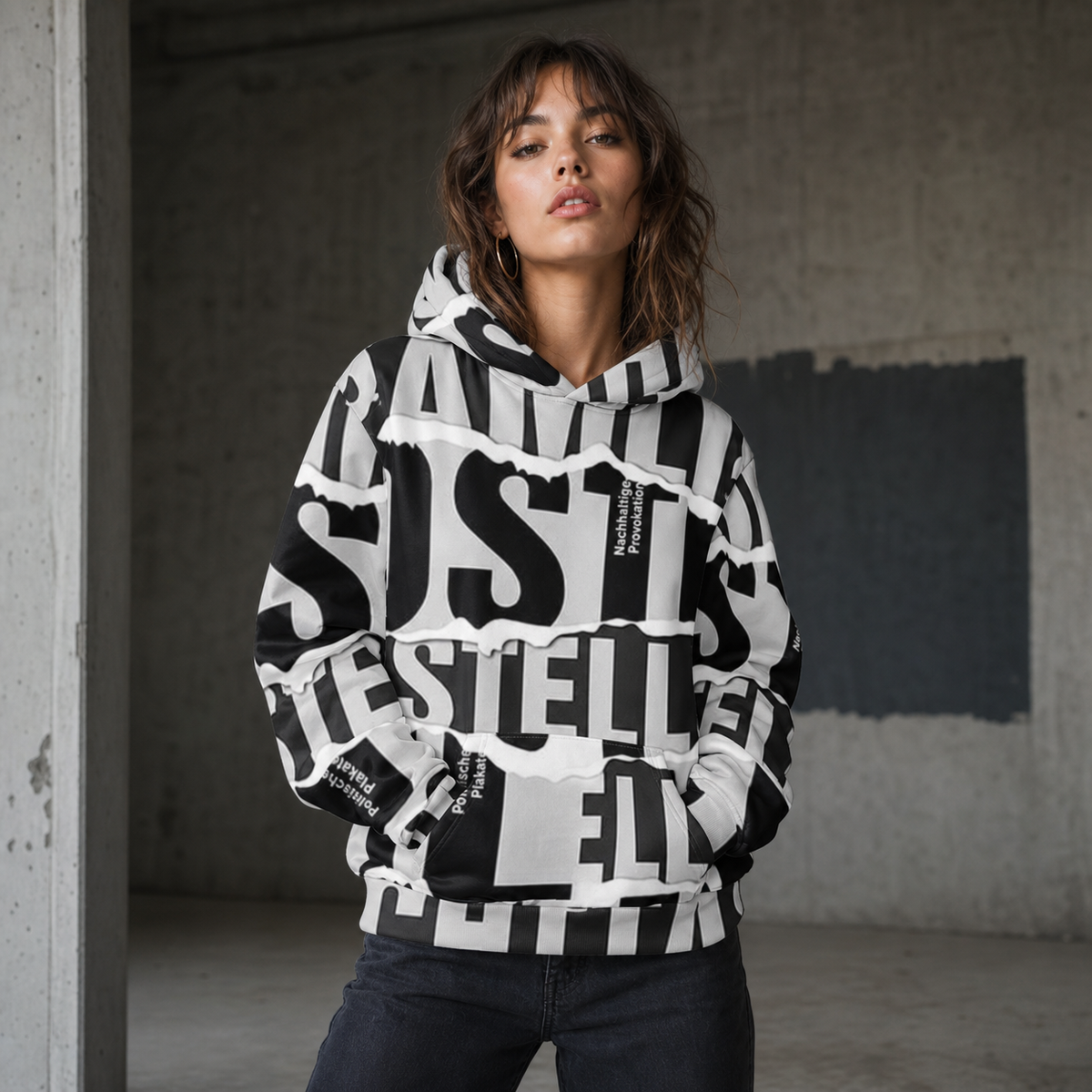 Weibliches Model im Mosaik Graphic Hoodie von NiZED mit schwarz-weißem Allover-Print, Vorderansicht – KI-generierte Darstellung