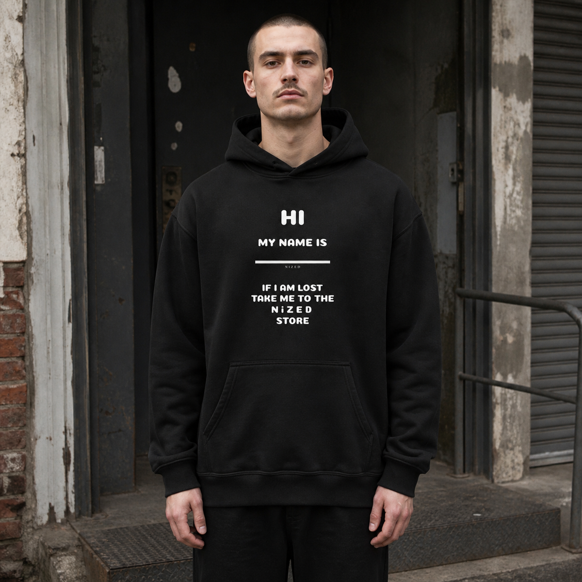Männliches Model im schwarzen Name Graphic Hoodie von NiZED mit weißem DTG-Schriftprint – KI-generierte Darstellung