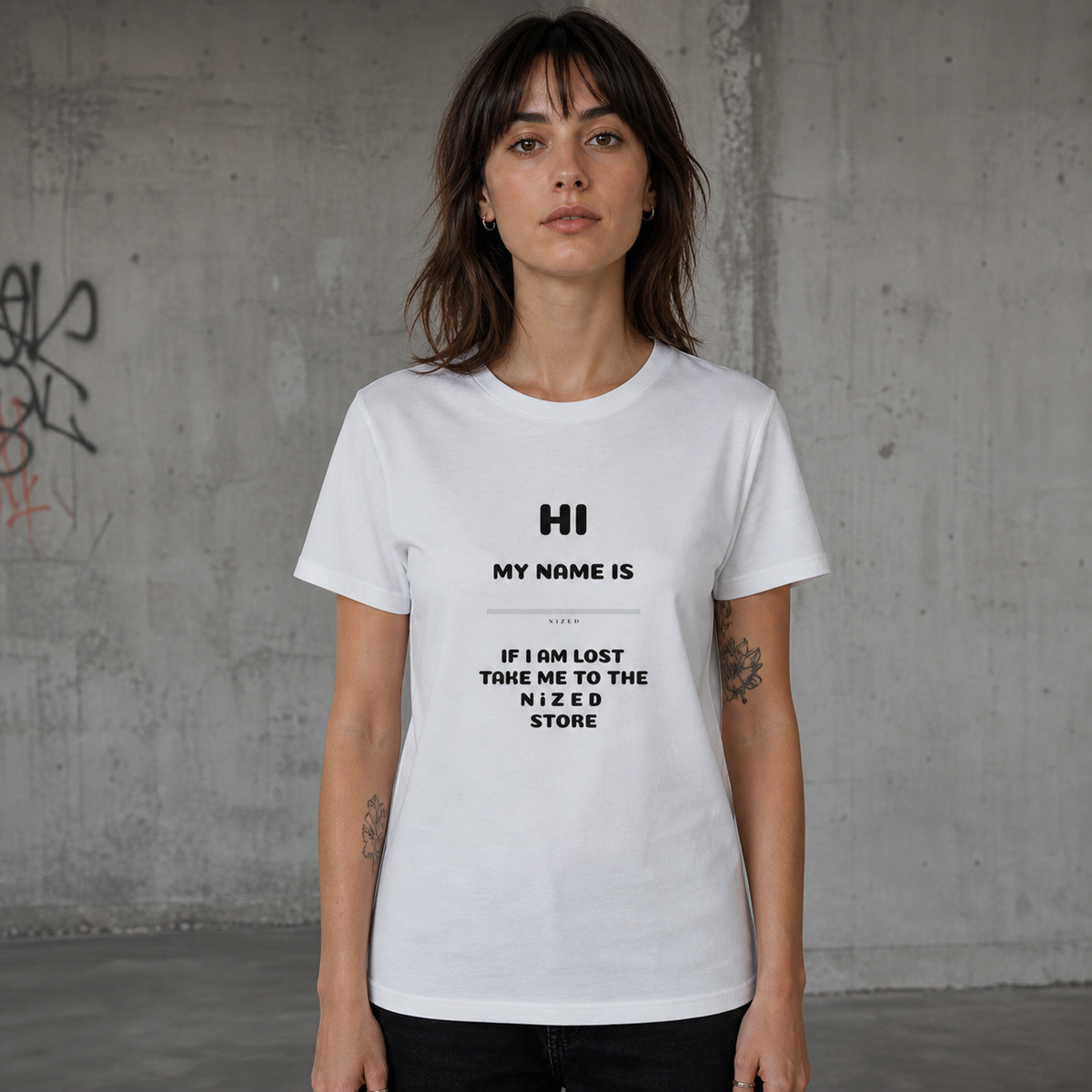 Name Graphic T-Shirt am weiblichen Model, Frontprint – KI-generierte Darstellung
