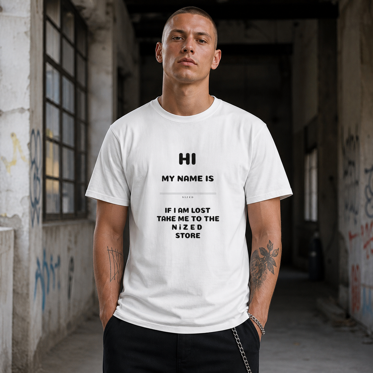 Name Graphic T-Shirt am männlichen Model, Frontprint – KI-generierte Darstellung