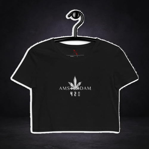 420 Amsterdam Bio Crop Top von NiZED, Vorderansicht mit Designprint vor dunklem Betonhintergrund